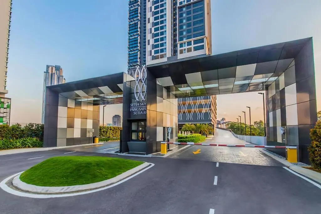 Rare Find Sky Infinity Pool 4 Pax, 2 Rooms Johor Bahru Apartment